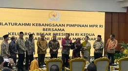 Bamsoet Serahkan Dokumen Penghapusan Nama Soeharto dari Tap MPR Tentang KKN ke Pihak Keluarga