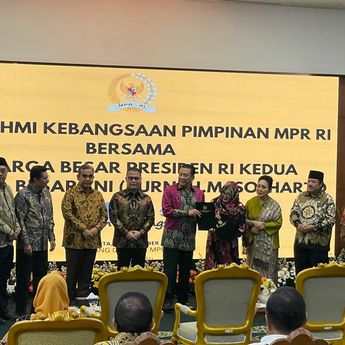 Bamsoet Serahkan Dokumen Penghapusan Nama Soeharto dari Tap MPR Tentang KKN ke Pihak Keluarga