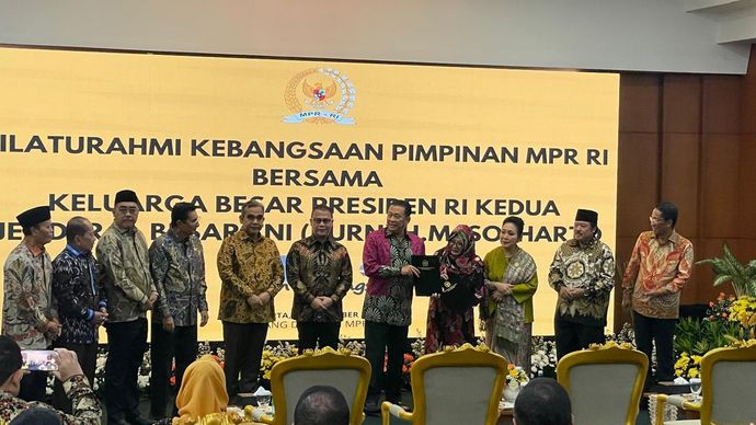 Ketua MPR RI Bamsoet Serahkan dokumen Tap MPR Tentang KKN ke Keluarga Soeharto