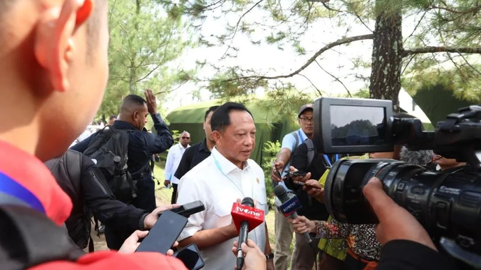 Menteri Dalam Negeri Muhammad Tito Karnavian saat memberikan keterangan kepada awak media usai menghadiri diskusi tersebut di Lembah Tidar Akademi Militer (Akmil) Magelang, Jawa Tengah, Senin (24/2/2025)