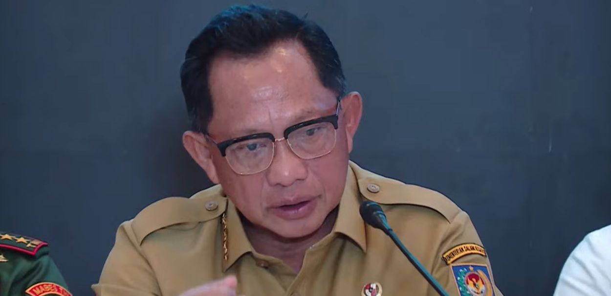 Mendagri Tito Karnavian saat jumpa pers penanganan bencana Sumatera di Lanud Halim Perdanakusuma, Senin, 29 Desember 2025.  <b>(Youtube Sekretariat Presiden)</b>