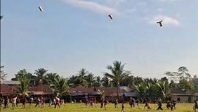 Sorak sorai membahana di sebuah lapangan di Simpang Jernih, salah satu kecamatan terdampak bencana di Kabupaten Aceh Timur. Dari kejauhan, pesawat bantuan tampak melintas rendah.