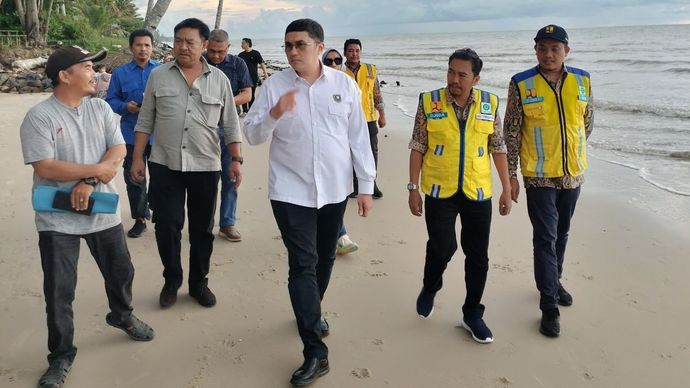 Staf Khusus Menteri Koordinator Bidang Infrastruktur dan Pembangunan Kewilayahan Herzaky Mahendra Putra melakukan kunjungan ke lokasi abrasi di bibir pantai Desa Matang Danau, Kecamatan Paloh, Kabupaten Sambas, Kalimantan Barat,