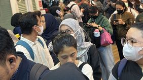 Antrean panjang mengular di Halte TransJakarta CSW Kejaksaan Agung pada Selasa malam, 18 November 2025, setelah hujan lebat yang mengguyur Jabodetabek sejak siang menyebabkan banjir dan kemacetan di sejumlah titik. 