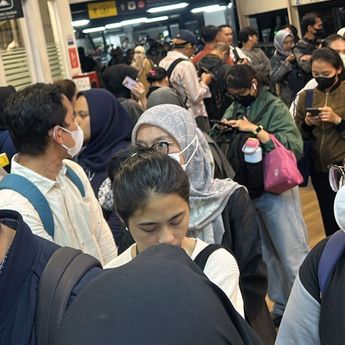 Macet Arah Ciledug, Antrean Penumpang Mengular dari Lantai 1 hingga 5 di Halte CSW Kejaksaan