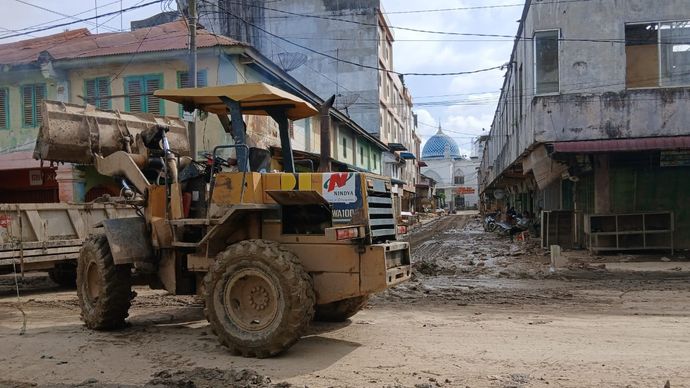 Kementerian Pekerjaan Umum (PU) bersama BUMN Karya terus mempercepat pembersihan lumpur sisa banjir bandang yang melanda Kabupaten Aceh Tamiang.