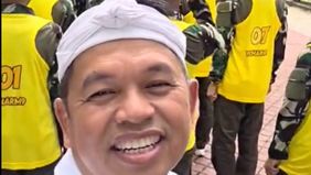 Gubernur Jawa Barat Dedi Mulyadi membagikan momen saat puluhan siswa sedang menjalani kegiatan baris-berbaris di markas militer atau barak militer.