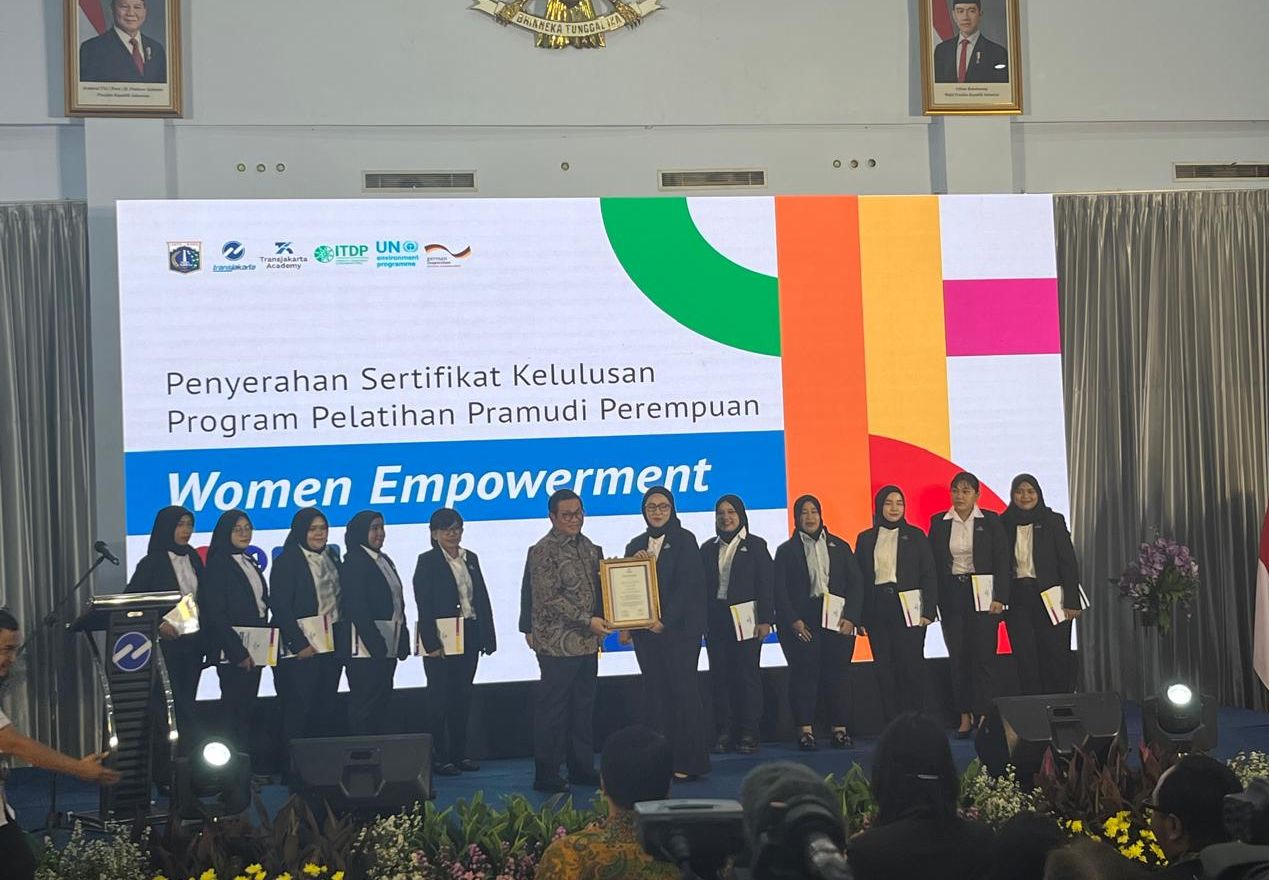 Pramono menghadiri acara kelulusan program Women Empowerment: Pelatihan Mengemudi Khusus Perempuan di Aula GBK PT Transportasi Jakarta, Jakarta Timur, pada Senin (10/11). <b>(NTVNews.id/ Adiansyah)</b>