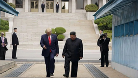 Presiden Amerika Serikat Donald Trump tetap membuka ruang perundingan dengan pemimpin Korea Utara Kim Jong Un tanpa syarat awal. Hal tersebut disampaikan seorang pejabat Gedung Putih pada Kamis, 26 Februari 2026.
