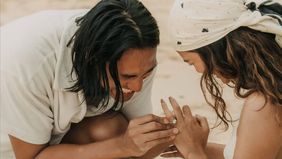 Pembalap mobil profesional, Sean Gelael, resmi melamar kekasihnya, aktris Hana Malasan, dalam momen romantis yang dibagikan keduanya melalui Instagram pada Sabtu, 1 November 2025.