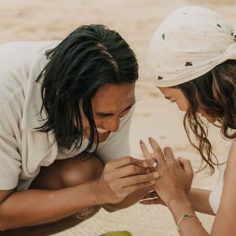 Sean Gelael Lamar Hana Malasan di Pantai Sumba