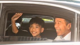 Momen mobil Presiden Indonesia terparkir di Polsek Muna Kabupaten Muna Barat. Hal tersebut menjadi viral di media sosial.