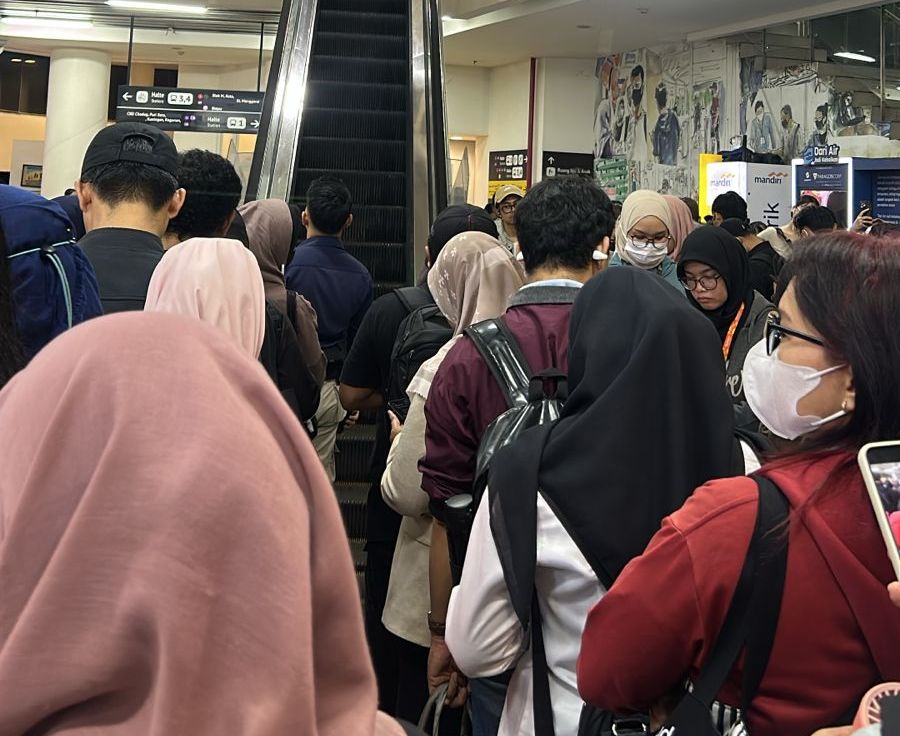 Antrean Penumpang MRT dan TransJakarta Mengular dari Lantai 1 hingga 5 di Halte CSW <b>(Ntvnews)</b>