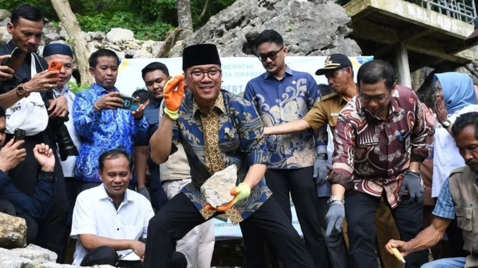 Menteri Desa dan Pembangunan Daerah Tertinggal (Mendes PDT) Yandri Susanto saat melakukan kunjungan kerja ke Desa Tukamasea, Kecamatan Bantimurung, Kabupaten Maros, Provinsi Sulawesi Selatan, Senin (18/11/2024).