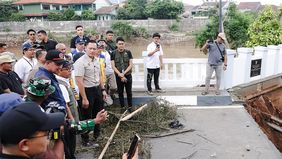 Menteri Koordinator Bidang Infrastruktur dan Pembangunan Kewilayahan, Agus Harimurti Yudhoyono (AHY) meninjau jembatan di Kemang Pratama, Bekasi yang amblas dan terputus akibat banjir.