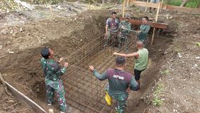 Suasana sibuk terlihat di Desa Dukuh, Kabupaten Klaten, Jawa Tengah. Personel TNI bersama warga setempat tampak bahu-membahu memulai pembangunan jembatan di sisi sungai.