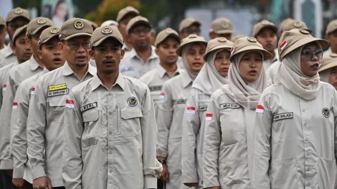 Sejumlah Petugas Penyelenggara Ibadah Haji (PPIH) mengikuti apel pelepasan di Asrama Haji Pondok Gede, Jakarta, Kamis, 24 April 2026
