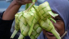 Indonesia punya banyak cara unik untuk menyambut Ramadan, tergantung daerah dan tradisi masing-masing. Dari makan bersama keluarga hingga mandi di sungai, semua dilakukan sebagai bentuk persiapan spiritual dan sosial sebelum menjalani ibadah puasa.