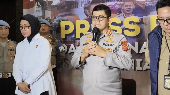 Kabid Humas Polda Jabar Kombes Pol Hendra Rochmawan (tengah) saat memberikan keterangan di Mapolda Jabar, Kota Bandung, Rabu, 24 Juni 2026.