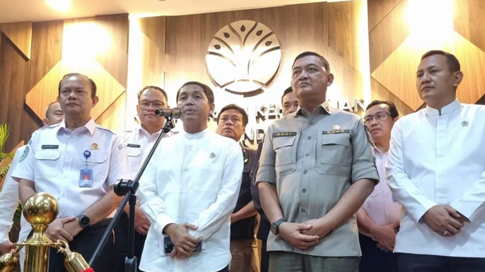 (Ki-ka) Kepala BMKG Teuku Faisal Fathani, Menteri Kehutanan Raja Juli Antoni, Deputi Bidang Penanganan Darurat BNPB Budi Irawan, Wamenhut Rohmat Marzuki dalam konferensi pers rapat koordinasi kebakaran hutan dan lahan, di Jakarta, Senin 6 April 2026. ANTARA/Anita Permata Dewi
