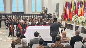 Menteri Luar Negeri RI Sugiono menyampaikan apresiasi kepada keluarga almarhum Zetro Leonardo Purba, staf KBRI Lima yang tewas di Peru, serta menegaskan komitmen pemerintah untuk mengurus dan membantu pendidikan anak-anak yang ditinggalkan Zetro.