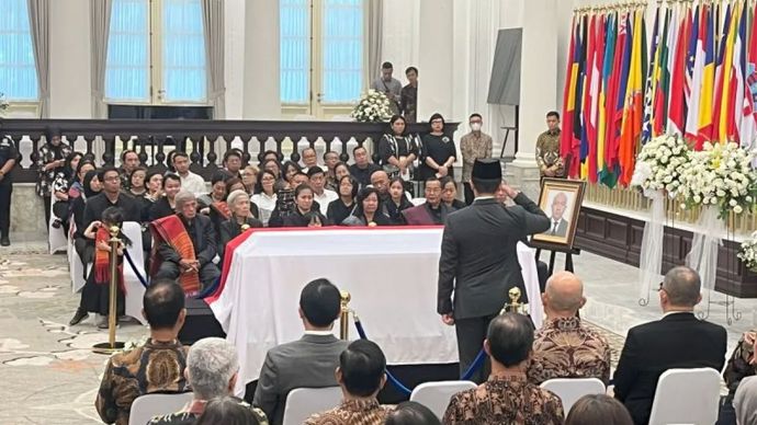 Menteri Luar Negeri (Menlu) RI Sugiono memberi hormat di hadapan peti mati Zetro Leonardo Purba yang disemayamkan di Gedung Pancasila di Kemlu RI, Jakarta, untuk acara penghormatan terakhir pada Kamis, 11 September 2025.