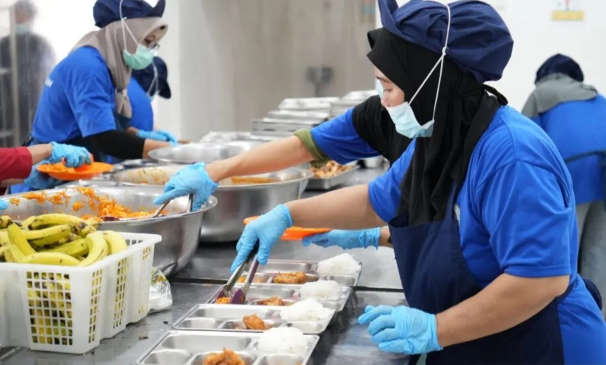 Petugas Satuan Pelayanan Pemenuhan Gizi (SPPG) sedang mengemas Makan Bergizi Gratis (MBG) untuk disalurkan ke penerima manfaat. ANTARA/HO-BGN <b>(Antara)</b>