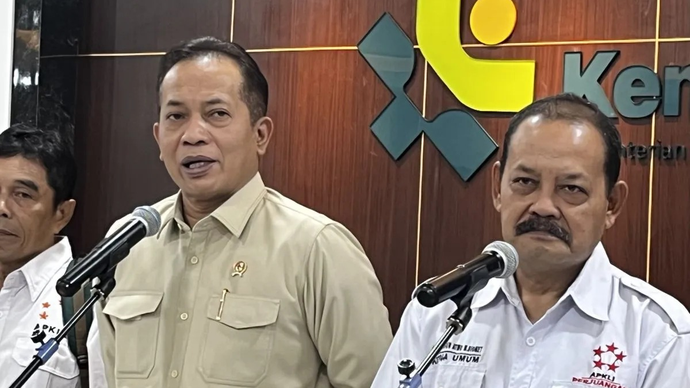 Menteri Koperasi (Menkop) Ferry Juliantono (kiri) dan Ketua Umum APKLI Perjuangan Ali Mahsun (kanan) memberikan pernyataan pers di Kementerian Koperasi (Kemekop) RI, Jakarta, Kamis 26 Februari 2026. ANTARA/Arnidhya Nur Zhafira.