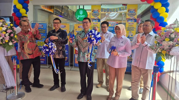 Kepala Badan Pengawas Obat dan Makanan (BPOM) Taruna Ikrar (tengah) meresmikan toko Gerai Bakti Koperpom di kompleks BPOM, Jakarta, Rabu 25 Februari 2026. ANTARA/Sean Filo Muhamad.