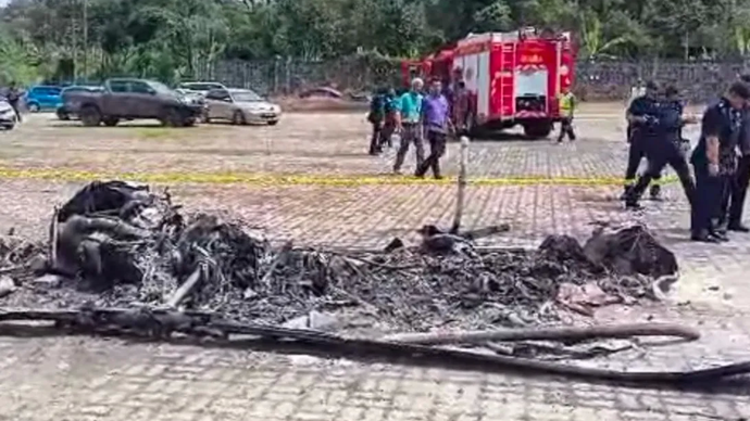 Tangkapan layar - Video dari helikopter Bell 206L4 yang terbakar di lokasi pendaratan dekat Bentong, Pahang, Malaysia, Kamis (6/2/2025).