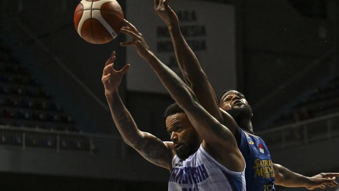 Pebasket Satria Muda Pertamina Wendell Lewis (kanan) berebut bola rebound dengan pebasket Hangtuah Jakarta Andonys Henriquez (kiri) pada pertandingan IBL 2025 di Britama Arena, Kelapa Gading, Jakarta, Jumat (31/1/2025).