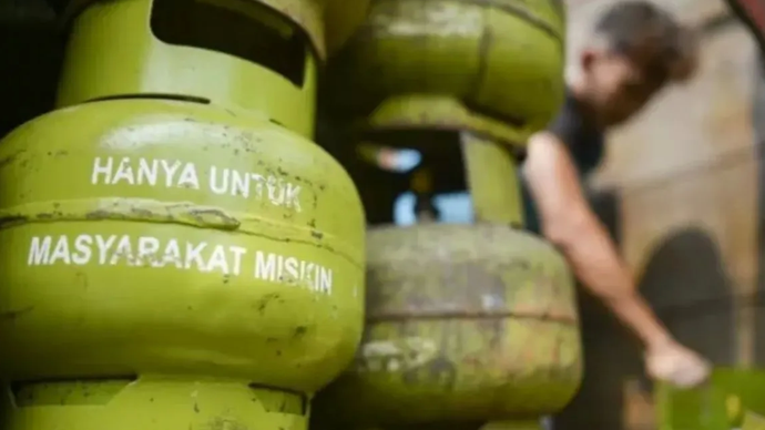 Pekerja menyusun tabung gas LPG tiga kilogram di salah satu agen di Jakarta, yang selanjutnya akan disalurkan ke pangkalan-pangkalan penjualan.