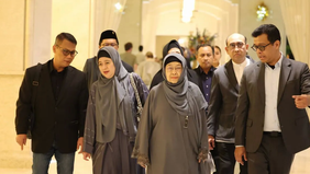 Presiden Kelima Republik Indonesia, Megawati Soekarnoputri, tiba di Bandara Al Bateen Executive, Abu Dhabi, Uni Emirat Arab (UEA), pada Jumat sore. Kedatangannya disambut langsung oleh Maitha Bint Salem Al Shamsi, utusan khusus setingkat menteri dari