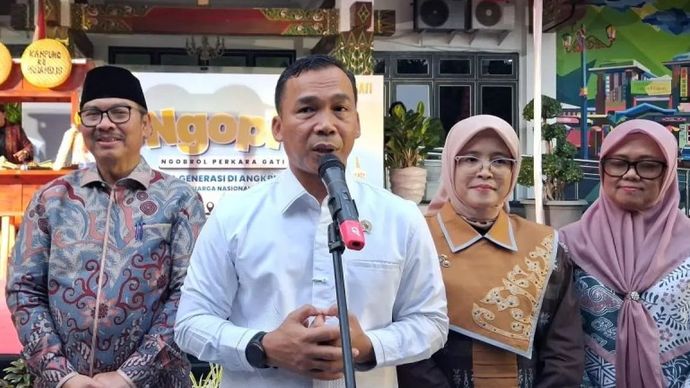 Mendukbangga/Kepala BKKBN Wihaji (dua dari kiri), Wali Kota DI Yogyakarta Hasto Wardoyo (paling kiri) dalam acara 