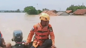 Seorang remaja berusia 14 tahun bernama Amanillah Bayu Pratama ditemukan meninggal dunia setelah terseret arus banjir di Desa Mulyajaya, Kecamatan Telukjambe Barat, Kabupaten Karawang, Jawa Barat.