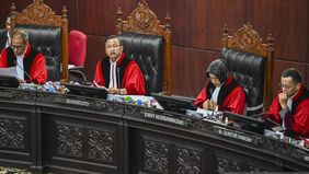 Mahkamah Konstitusi (MK) menegaskan ketentuan usia minimal bagi calon kepala desa (kades) tetap 25 tahun setelah memutus permohonan uji materi terhadap Undang-Undang Nomor 3 Tahun 2024 tentang Desa (UU Desa).

