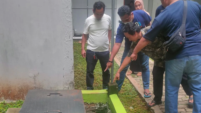 Petugas Unit Reskrim Polsek Koja menunjuk lokasi pembuangan janin di RSUD Koja, Jakarta Utara. 