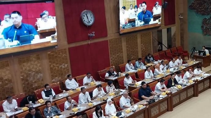 Menteri Pemuda dan Olahraga Dito Ariotedjo memberikan penjelasan saat rapat kerja bersama Komisi X DPR RI terkait efisiensi anggaran di Jakarta, Kamis (13/2/2025).