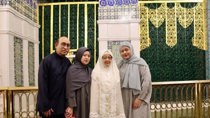 Presiden ke-5 RI Megawati Soekarnoputri (dua kanan), bersama Mohamad Rizki Pratama (kiri), Ketua DPR RI Puan Maharani (dua kiri), dan Diah Pikatan Orrisa di Madinah, Arab Saudi.