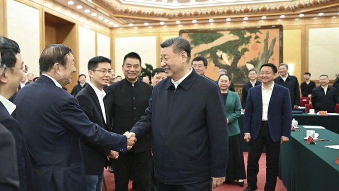 Presiden China Xi Jinping bertemu dengan pimpinan perusahaan-perusahaan swasta China pada Senin (17/2) di Beijing. 