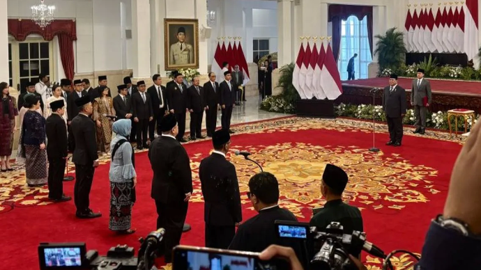 Presiden Prabowo Subianto melantik Letjen TNI (Purn.) Nugroho Sulistyo Budi sebagai Kepala BSSN bersama kepala dan wakil kepala badan lainnya di Istana Negara, Jakarta, Rabu (19/2/2025). 