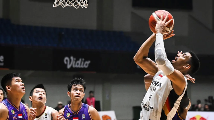 Pebasket Dewa United Banten Gelvis Andres Solano Paulino (kanan) berupaya memasukkan bola ke dalam keranjang saat melawan Tangerang Hawks dalam keranjang dihadang pebasket dalam pertandingan lanjutan Indonesia Basketball League (IBL) 2024 di Indoor Stadium Sport Centre, Kabupaten Tangerang, Banten, Rabu (19/6/2024). Dalam pertandingan tersebut Tangerang Hawks dikalahkan tamunya Dewa United Banten dengan skor 67-97.