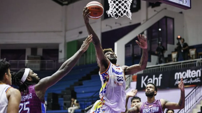 Pebasket Rajawali Medan Quintin Dove (tengah) berusaha memasukkan bola ke dalam ring yang diadang pebasket Hangtuah Jakarta Rakeem Maleek Christmas (kiri) pada pertandingan Indonesia Basketball League (IBL) 2025 di GOR Ciracas, Jakarta, Jumat (14/2/2