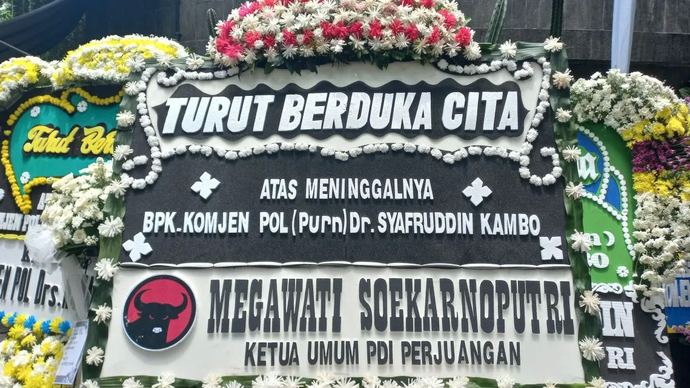 Karangan bunga dari Ketua Umum PDI Perjuangan Megawati Soekarnoputri yang berada di rumah duka almarhum mantan Wakapolri dan mantan Menteri Pemberdayaan Aparatur Negara dan Reformasi Birokrasi (PANRB), Komjen Pol. (Purn) Syafruddin Kambo, di kawasan Kebayoran Baru, Jakarta Selatan, pada Jumat (21/2/2025). 