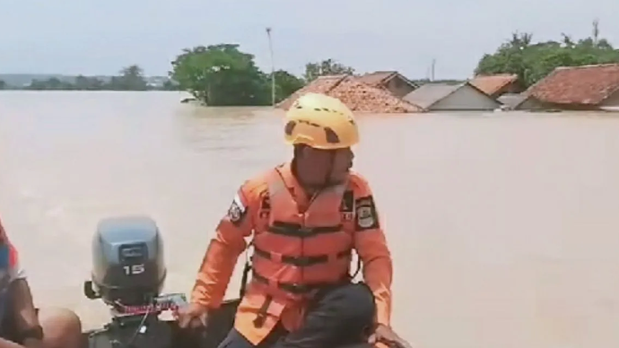 Petugas melakukan penelusuran untuk memantau warga yang belum dievakuasi saat banjir di Karawang.