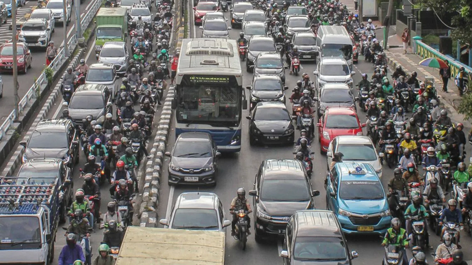 Arsip foto - Sejumlah pengendara terjebak kemacetan di Jalan Cawang-Grogol, Jakarta, Jumat (28/2/2025).