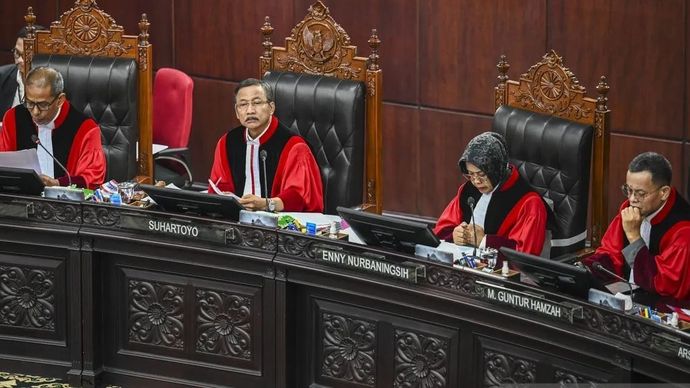 Ketua Mahkamah Konstitusi (MK) Suhartoyo (kedua kiri) didampingi Wakil Ketua MK Saldi Isra (kiri), Hakim Konstitusi Enny Nurbaningsih (kedua kanan) dan M. Guntur Hamzah (kanan), memimpin sidang pengucapan putusan uji materiil undang-undang (UU) di Ge