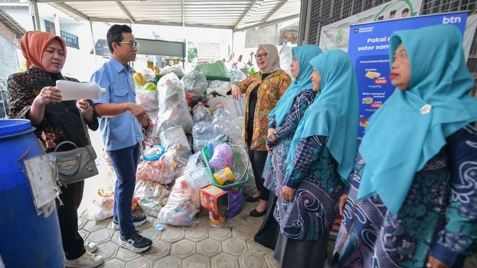 PT Bank Tabungan Negara (Persero) Tbk (BTN) memperkuat komitmen pengurangan emisi berbasis rumah tangga melalui kolaborasi dengan Bank Sampah Muria Berseri Kudus. 