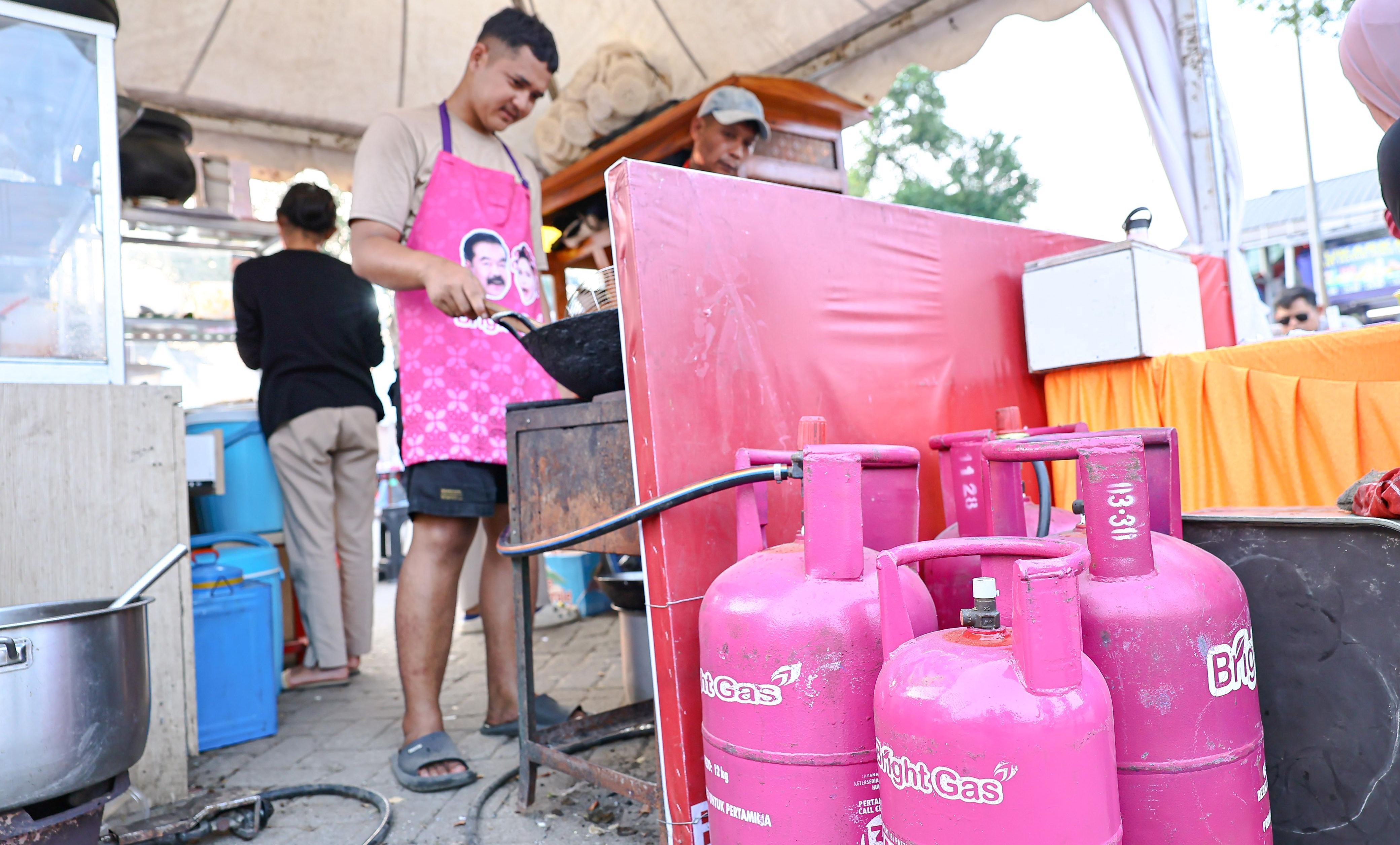 Pertamina Dukung Usaha Mikro dan Kecil di Jakarta Fair, Puluhan Pedagang Kuliner Terima Bright Gas. <b>(Pertamina)</b>