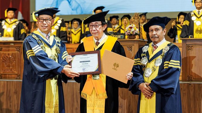 niversitas Negeri Semarang (UNNES) menganugerahkan gelar Doktor Honoris Causa (HC) kepada DR HC Irwan Hidayat, seorang tokoh penting di balik kesuksesan Sidomuncul, produsen jamu terkemuka di Indonesia. 